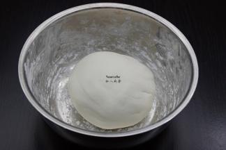 把白砂糖加适量清水煮沸，倒入糯米粉中拌均揉成光滑米团；