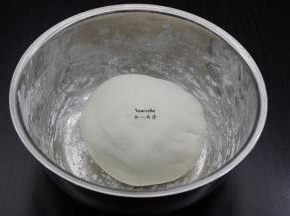 把白砂糖加适量清水煮沸，倒入糯米粉中拌均揉成光滑米团；