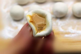 分成小团，压扁，中间包花生酱，锁紧口；PS：不能用擀面杖擀，糯米太黏，只能用手压扁在放花生酱。