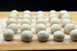 这是做好的汤圆；PS：馅可以选择其他口味入黑芝麻。