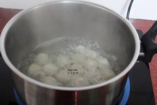 适量的清水，放入一点点白砂糖煮沸，放入汤圆煮熟；