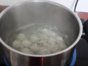 适量的清水，放入一点点白砂糖煮沸，放入汤圆煮熟；