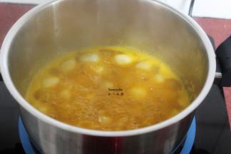 把南瓜泥汁加入，再次煮沸即可。