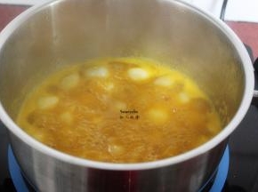 把南瓜泥汁加入，再次煮沸即可。