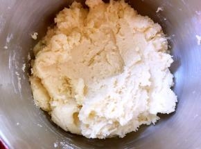 加一小撮盐，切拌均匀