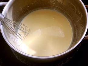 另外准备一个大一点的锅，加水烧开之后转小火，将搅拌好的液体隔热水加热，边加热边搅拌