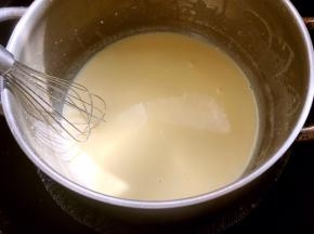 另外准备一个大一点的锅，加水烧开之后转小火，将搅拌好的液体隔热水加热，边加热边搅拌