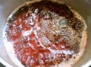 我用的庆丰祥的红茶，加水煮开后放红茶跟黄冰糖，煮6分钟至红茶颜色浓郁