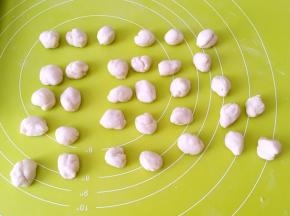 将发酵好的白色面团排气，分成32等份