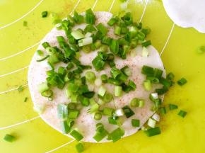 撒上适量的香葱段