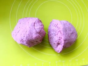 发酵好的面团取出，分成两份，里面有气泡没关系，这样烤出来口感更松软