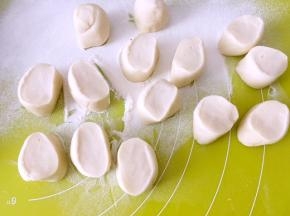 切成15等份，撒点干粉