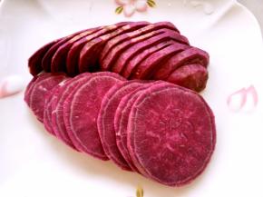 紫薯去皮切片，盖保鲜膜入锅蒸半个小时左右，蒸至紫薯变软