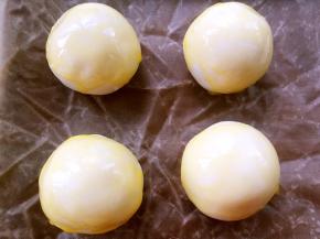 蛋黄打散，均匀的刷在蛋黄酥表层，烤箱预热180度烤30分钟