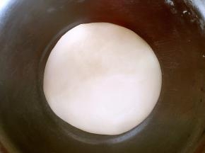 将油酥皮材料混合，活成面团