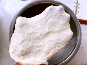 将水油皮材料混合，活成面团，揉至面光，盆光，手光，可以撑出简单的手套膜即可，包裹保鲜膜冷藏备用