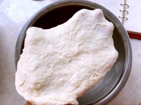 将水油皮材料混合，活成面团，揉至面光，盆光，手光，可以撑出简单的手套膜即可，包裹保鲜膜冷藏备用