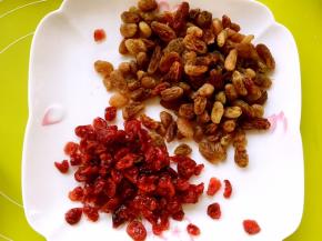 葡萄干提前用水泡软，擦干水份