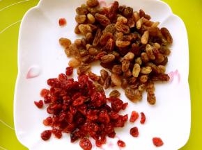 葡萄干提前用水泡软，擦干水份