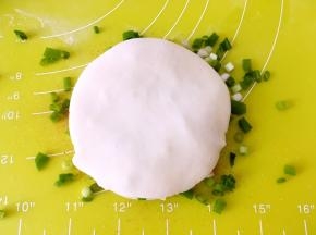 之后再盖上第三张饺子皮，抹油撒盐跟肉桂粉，盖第四张饺子皮，之后同样方法盖第五张饺子皮
