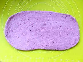 取一份用擀面杖轻轻的，尽量擀成长方形