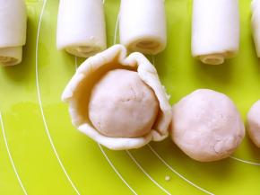 包裹上豆沙蛋黄球，收好收口