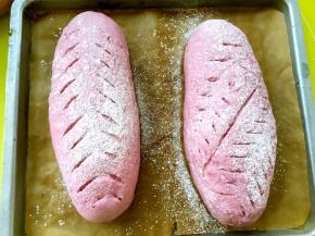 用刀片划出喜欢的图形，划口不易太深，之后再在表层过筛点干粉