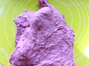 倒在揉面垫上，一直向前推揉，如果面团不容易推开，证明面团比较干，可以一点点加入剩下的乳清，将面团揉光滑，有扩展性即可