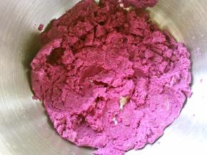 蒸好的紫薯趁热压成紫薯泥，压的越细越好