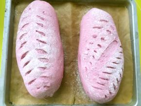 烤箱预热180度，烤箱最上层放烤网，上面铺上锡纸，这样烤出来的软欧会保留紫薯的原色，更好看一些，烤35分钟