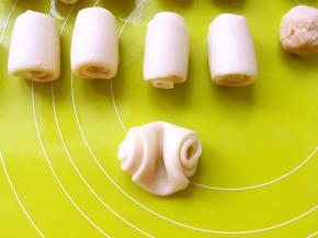 松弛好的面团在中间压一下，之后擀成圆片