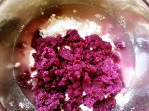 盆内加入高筋面粉，把盐跟耐高糖酵母分开放，加入砂糖，不喜欢甜食的也可以不加，加入乳清，没有乳清的可以用水代替，每个牌子的面粉吸水性不同，乳清最好留20克，揉面的过程中根据面团湿度再增加