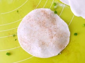 盖上第二张饺子皮，抹点油，撒点盐跟肉桂粉