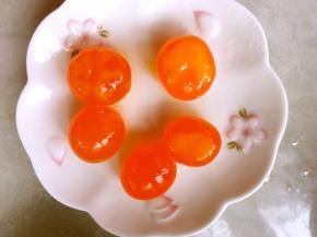 生的咸蛋倒掉蛋清，将蛋黄外层的包裹膜也去掉，加玉米油，朗姆酒泡一会，没有朗姆酒可以用高度酒代替，蛋清别丢掉，可以加鸡蛋炒着吃