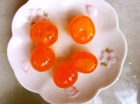 生的咸蛋倒掉蛋清，将蛋黄外层的包裹膜也去掉，加玉米油，朗姆酒泡一会，没有朗姆酒可以用高度酒代替，蛋清别丢掉，可以加鸡蛋炒着吃