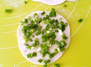 撒上适量的香葱段