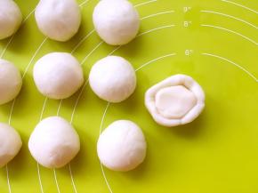 用水油皮材料包裹油酥皮材料，收好收口，之后松弛15分钟，夏天做，湿度比较大，不用盖保鲜膜，天气冷的季节就得盖保鲜膜松弛