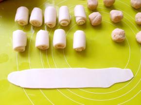 松弛好的牛舌卷，再擀成长条，卷起来，继续松弛15分钟