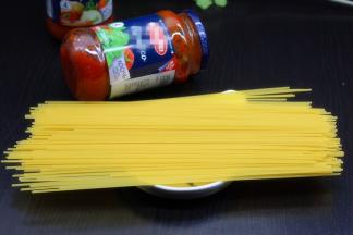 准备好食材：罗勒风味的番茄酱一瓶、意面一包；