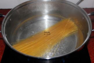 锅中放适量的清水煮沸；