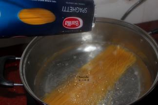 放入意面、盐煮8分钟；PS：喜欢吃软的可以再煮2-3分钟