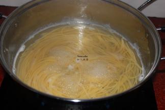 捞出意面，沥干水；PS：不能过冷水