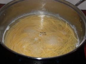 捞出意面，沥干水；PS：不能过冷水