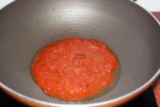 把煸香的番茄酱倒入煮好意面中，放入香葱拌均即可。