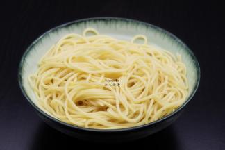 热锅，放油，倒入番茄酱煸香；