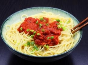 美味西餐——罗勒风味番茄酱意面。