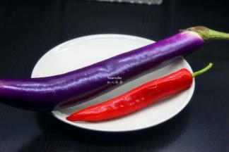 准备食材：茄子、胡萝卜、红辣椒、香葱等；