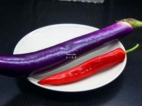 准备食材：茄子、胡萝卜、红辣椒、香葱等；
