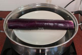 茄子洗净去头、去尾，放入蒸盘中，隔水蒸熟；