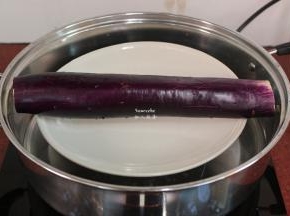 茄子洗净去头、去尾，放入蒸盘中，隔水蒸熟；